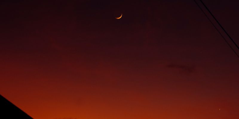 Fotografia do céu claro com a lua 